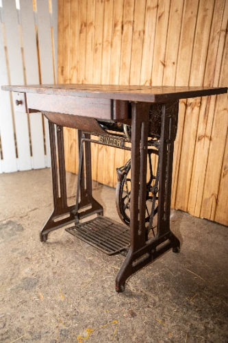 Šujmašīnas galds SINGER 2, melns/tumša koka