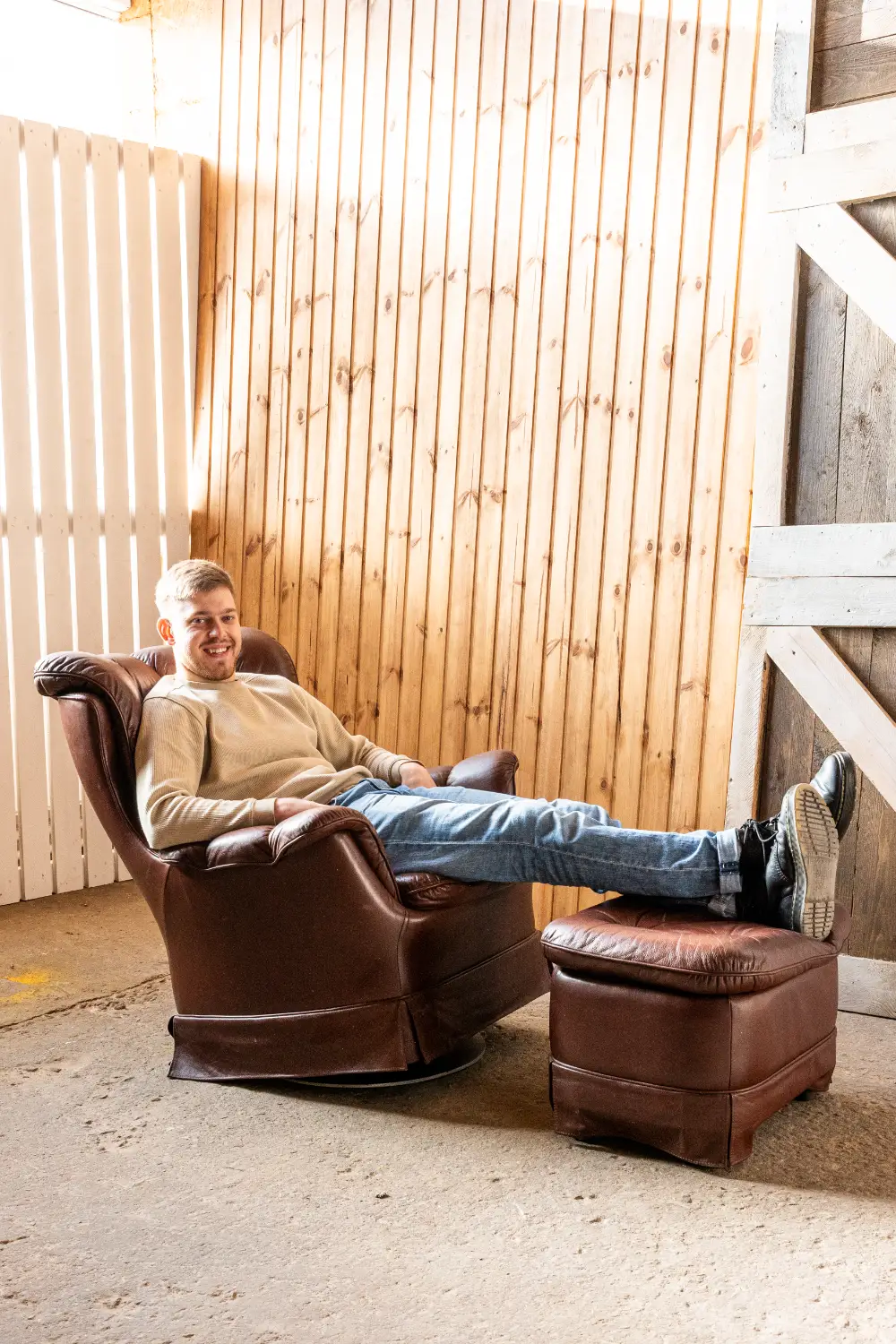 Ādas krēsls CHURCHILL ar kāju soliņu, brūns