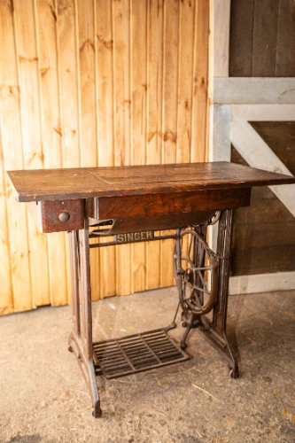 Šujmašīnas galds SINGER 2, melns/tumša koka