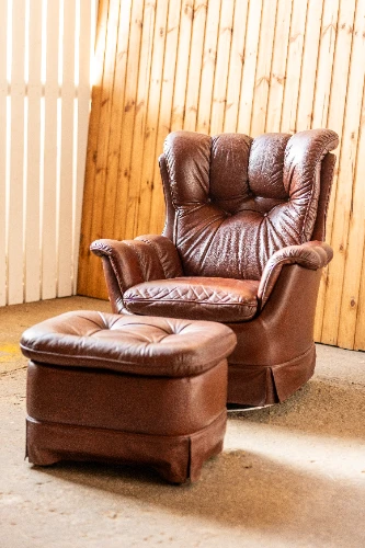 Ādas krēsls CHURCHILL ar kāju soliņu, brūns