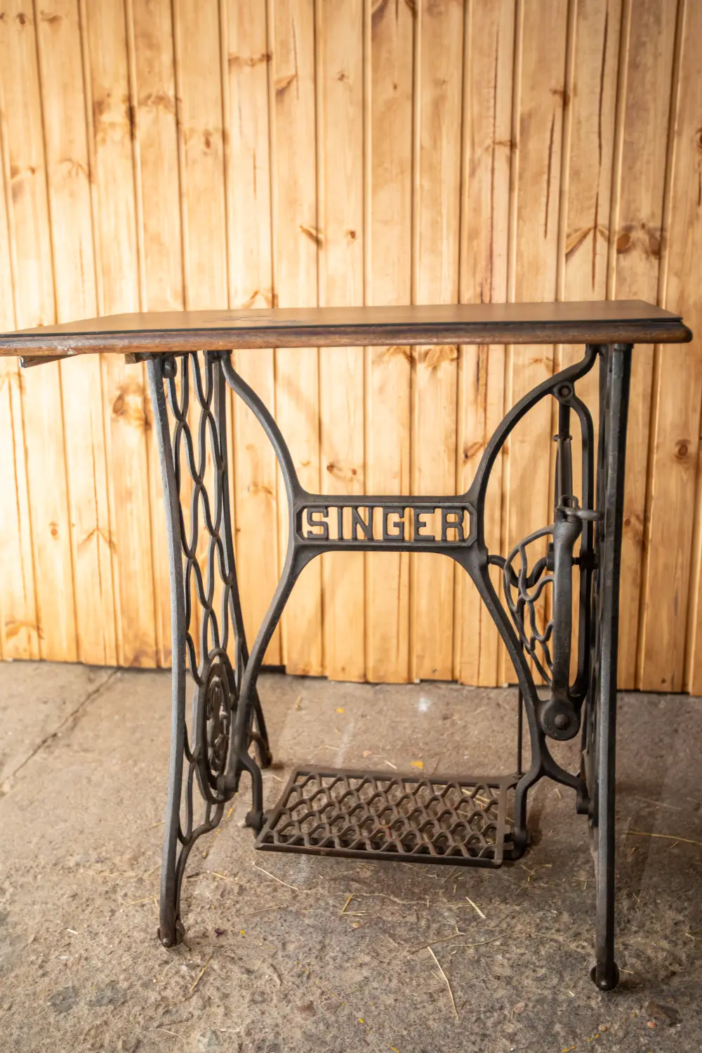 Šujmašīnas galds SINGER, melns/tumša koka