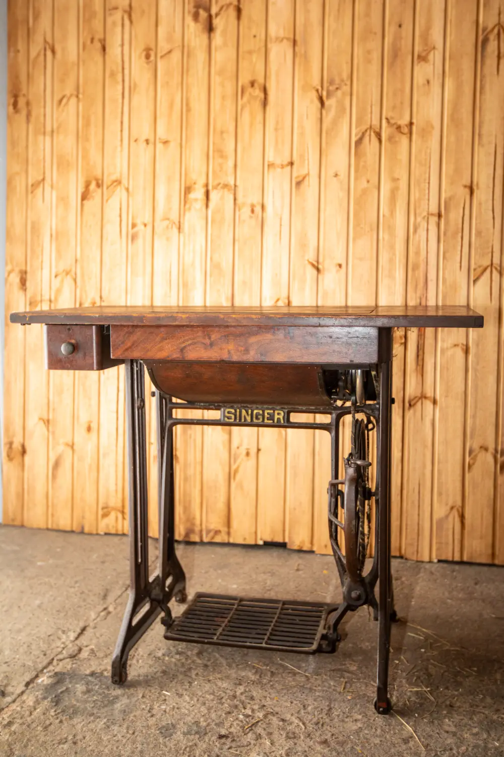 Šujmašīnas galds SINGER 2, melns/tumša koka