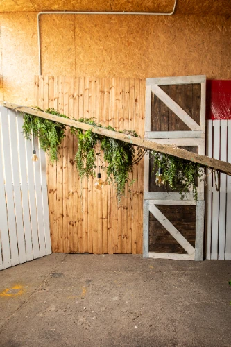 Trepes ar mākslīgajiem augiem un 3 spuldzēm