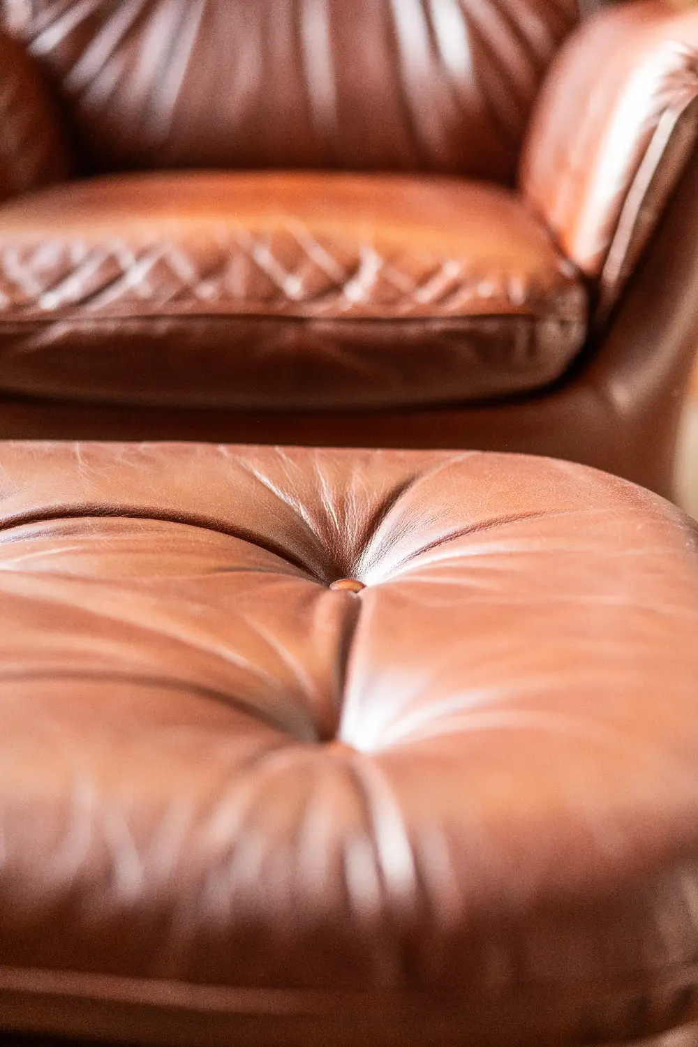 Ādas krēsls CHURCHILL ar kāju soliņu, brūns