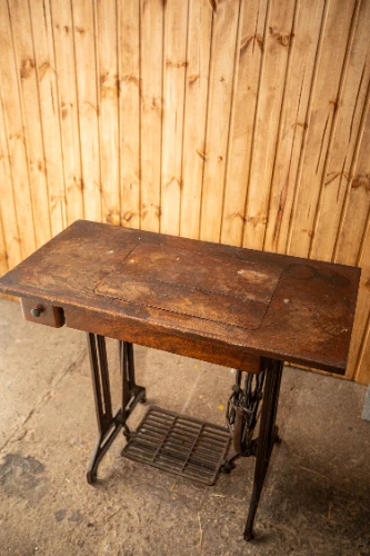 Šujmašīnas galds SINGER 2, melns/tumša koka