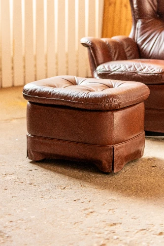 Ādas krēsls CHURCHILL ar kāju soliņu, brūns