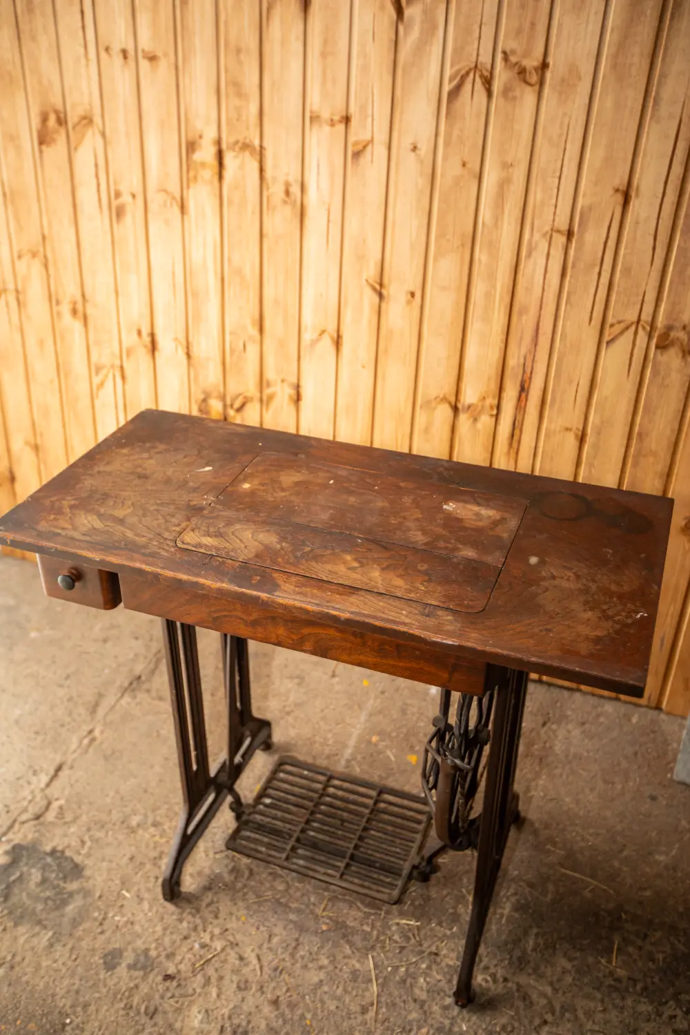 Šujmašīnas galds SINGER 2, melns/tumša koka