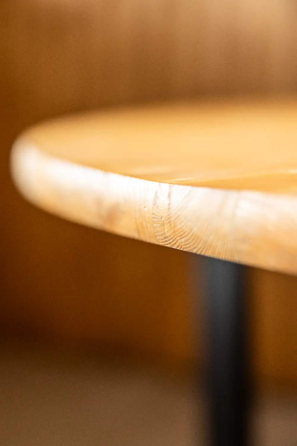 Galds WOODY apaļš, melns/koka